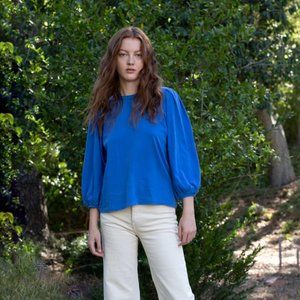 THE GREAT - Blue pleat sleeve tee